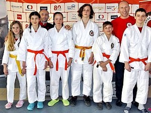 Úspěšná výprava Sokola Tábor po turnaji v Jablonci. Zleva Adéla Borovičková, Lucie Matušicová, trenér David Voráček, Eliška Albertová, Sebastian Doubek, Samuel Zivčák, trenér Karel Zivčák, Adam Laškaj. Foto: Šárka Matušicová.