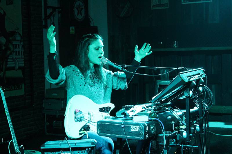 Lenka Dusilová vystoupila v sobotu v táborském klubu Garage se svým sólovým programem.