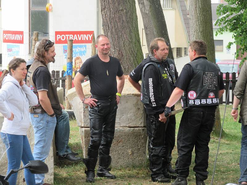 První motorkářské požehnání přilákalo na chýnovské náměstí před kostel Nejsvětější trojice téměř dvě stovky motorek.