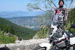 Romana Radostová na motorce v Albánii.