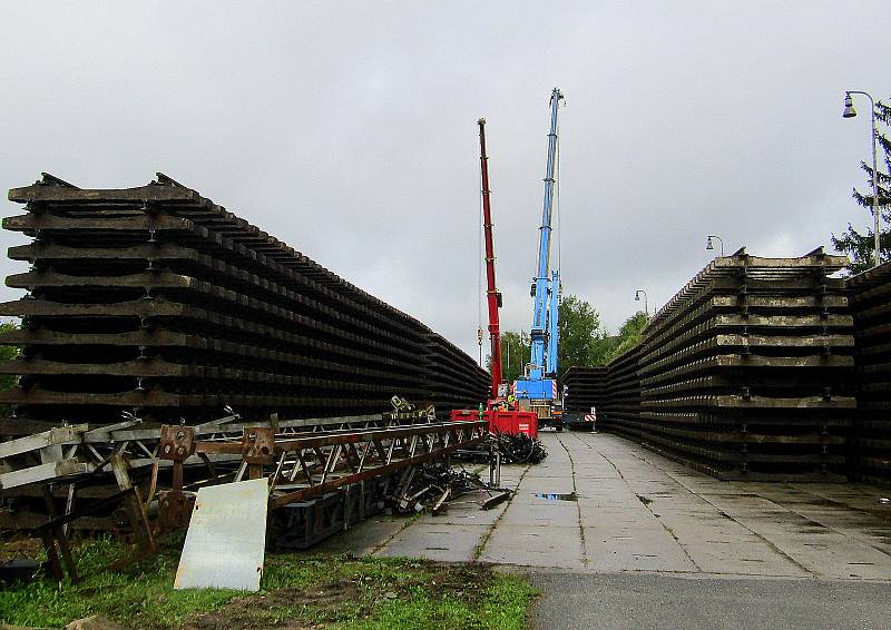 Od neděle 11. září jezdí vlaky po jedné koleji nové přeložky IV. koridoru Doubí u Tábora a Soběslav. Stará trať je postupně rozebírána, nejdříve bylo odstraněno trakční vedení, mizí i kolejiště, pražce a další součásti. Složiště materiálu vzniklo v bývalé