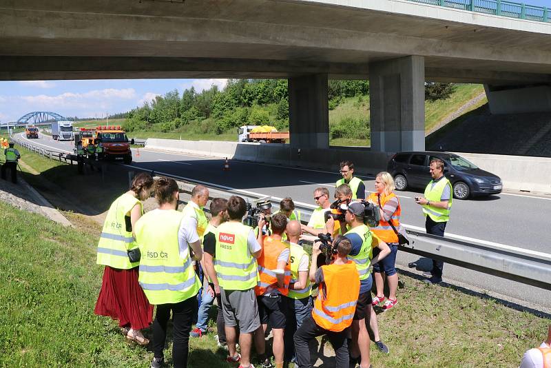 Společná preventivní akce Ředitelství silnic a dálnic (ŘSD), Besip a dopravní policie se uskutečnila na dálnici v Chotovinách.