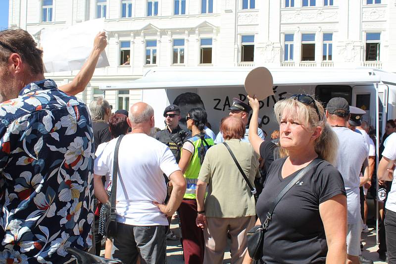 Babiše v Táboře přivítal pískot. Jsou to fašisti a nacisti, reagoval