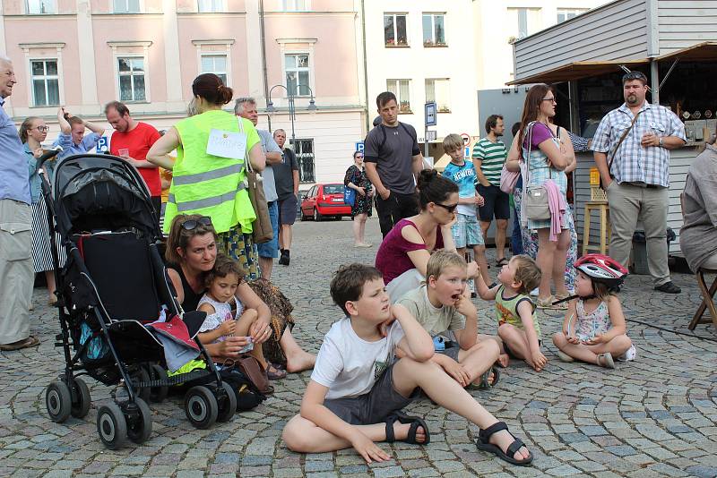 Na demonstraci proti Andreji Babišovi dorazily na táborské Žižkovo náměstí přibližně necelé čtyři stovky lidí.