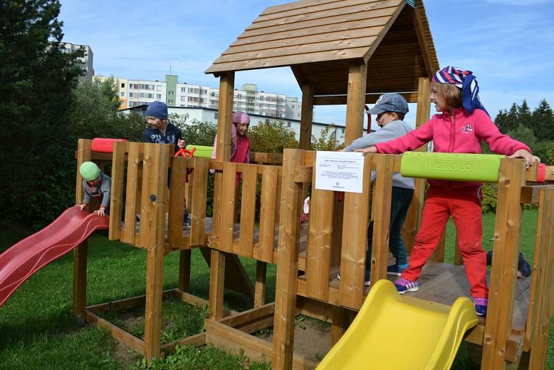 Nové prvky na hřišti u mateřské školy na Sídlišti nad Lužnicí.