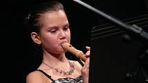V kategorii mladších umělců zvítězila Kateřina Kocourková, která je hudebně velmi talentovaná. Studuje hru na zobcovou flétnu a již 3x se zúčastnila mezinárodní soutěže Novohradská flétna, kde 2x obsadila 2. místo a letos 3. místo.