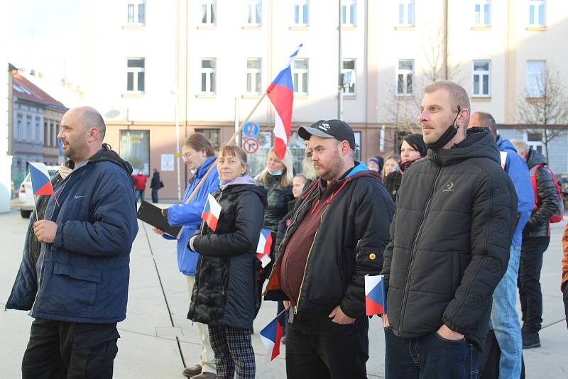 V Táboře v sobotu odpoledne demonstrovali odpůrci roušek a vakcinace. Jedním z řečníků byl i předseda krajně pravicové Národní demokracie Adam B. Bartoš.