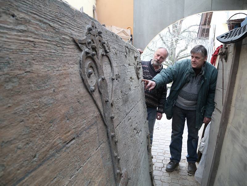 Vratům z 15. století vrátí lesk restaurátor Václav Veřtát (vlevo) a kovář Luděk Červenka. 