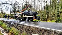 Osobní auto značky BMW v době příjezdu hasičů hořelo v plném rozsahu.