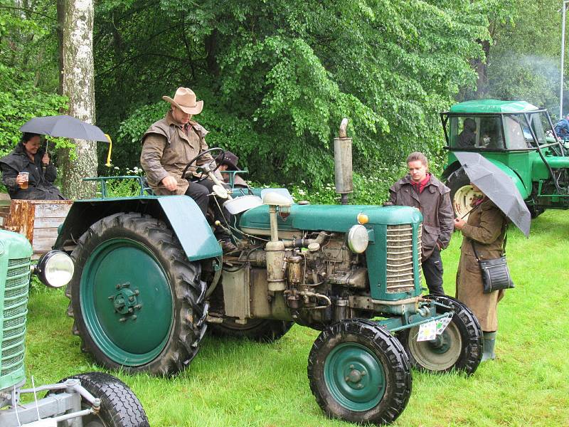 Traktoriáda v Sedlečku u Soběslavi se konala v sobotu 20. června navzdory počasí.