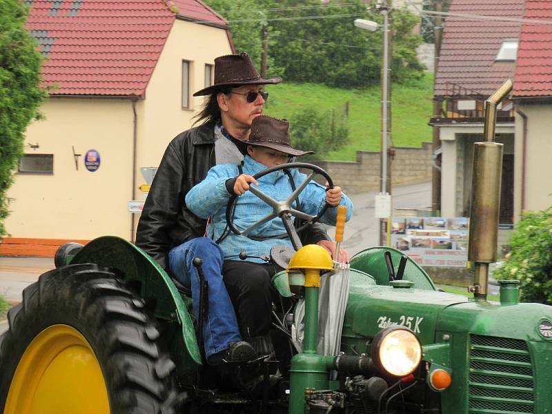 Traktoriáda v Sedlečku u Soběslavi se konala v sobotu 20. června navzdory počasí.