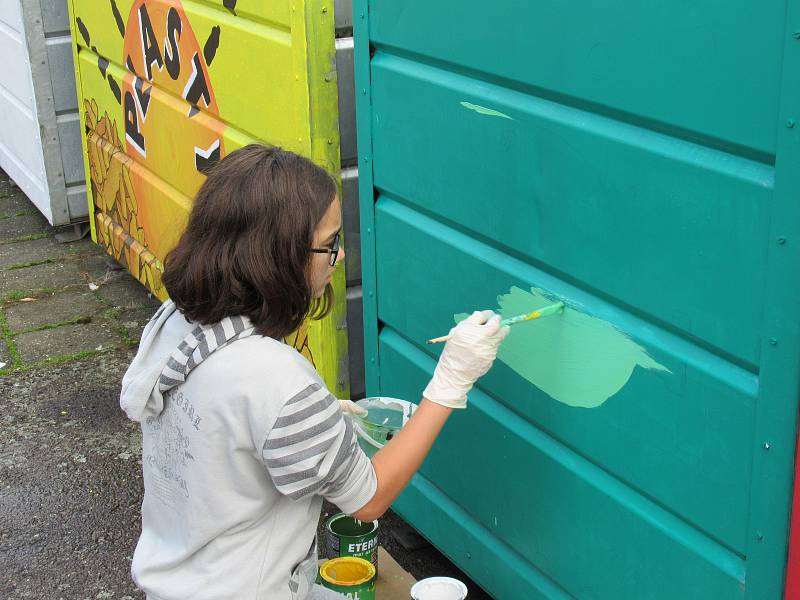 Projekt GraffitEko, díky kterému soběslavští žáci zkrášlují městské kontejnery, pokračuje i tento rok. Maluje se potřetí. Děti zdobí kontejnery u nádraží, zbývá už jen poslední.