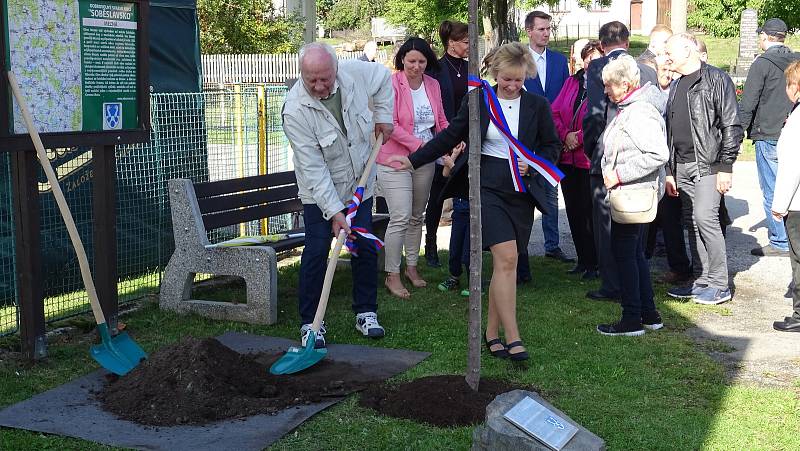 V Mezné na Soběslavsku se během posledního zářijového víkendu slavilo 130. výročí založení obecné školy.