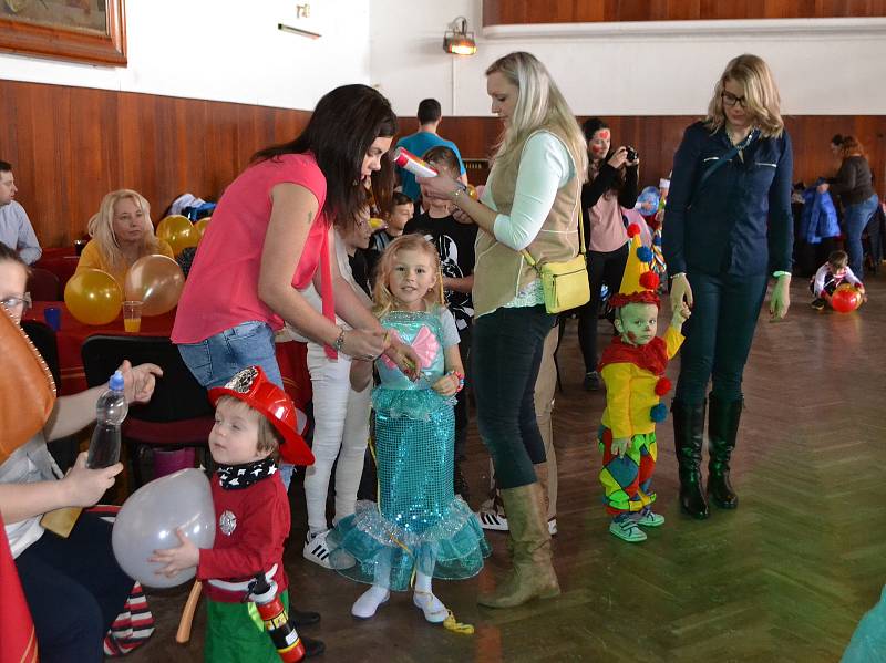 V neděli odpoledne se v sále mladovožického hotelu Záložna konal maškarní rej.