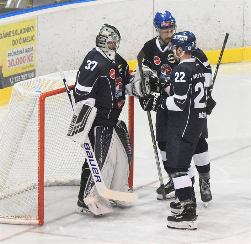 Táborští zvládli i páté sezónní derby s Pískem, tentokrát na jeho ledě. IHC Králové Písek - HC Tábor 4:7.