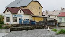 Řeka Lužnice v Plané nad Lužnicí a v Táboře v neděli 16. května.