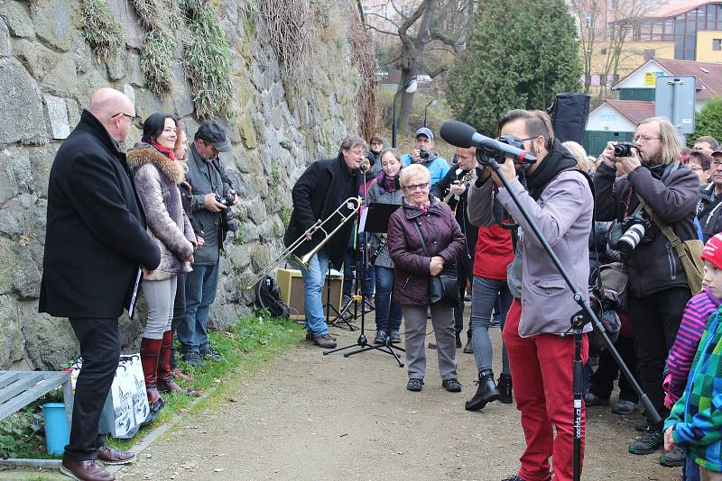 Na odhalení sochy herce Jiřího Hrzána dorazily do Tábora i obě jeho dcery Barbora a Tereza.