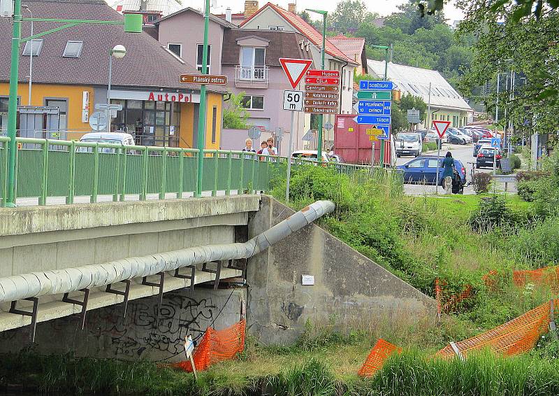 Starý plánský most už v pondělí 18. července nahradí provizorní jednosměrné přemostění Lužnice.