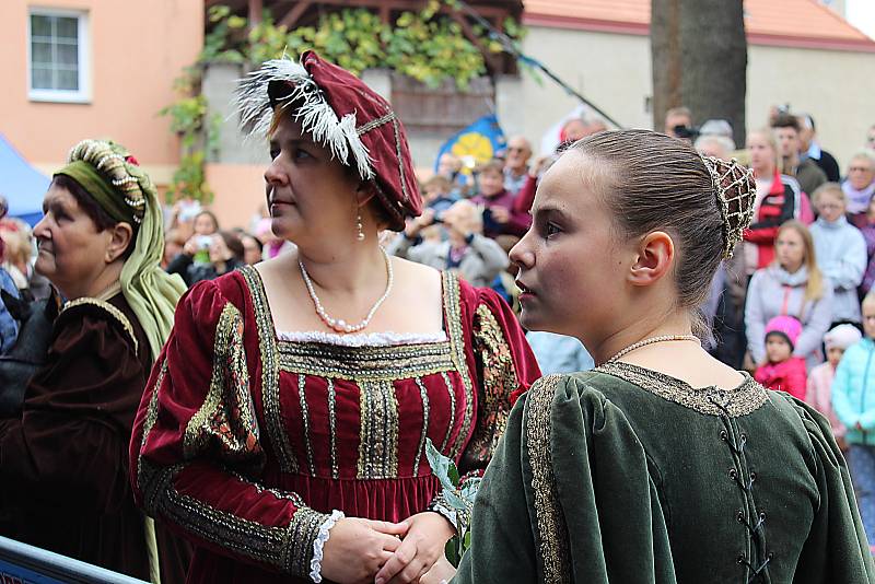 Soběslavští v sobotu přivítali Viléma z Rožmberka a jeho novou manželku.