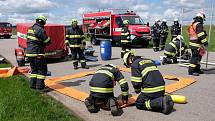 Na letišti Tábor - Všechov se uskutečnilo taktické cvičení, jehož námětem byla dopravní nehoda na dálnici D3, při které se střetla cisterna s osobním automobilem.