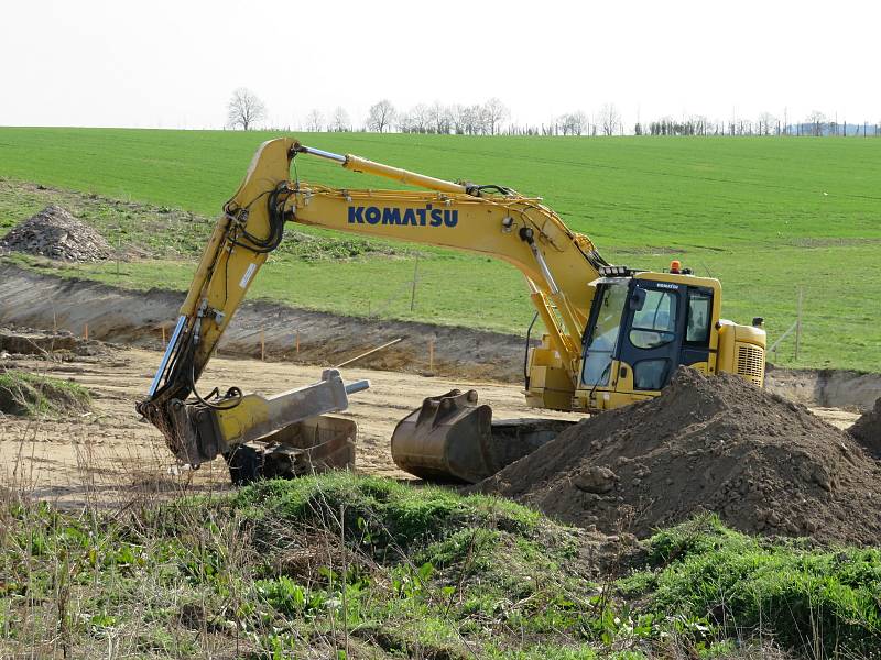 Do dvou let se tu budou míjet rychlíky. Podívejte se, jak pokročila výstavba nové přeložky na IV. koridoru v úseku Soběslav - Doubí u Tábora.