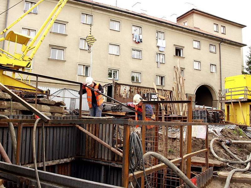 Vstupní jáma do štoly je na břehu Jordánu u dopravního hřiště.