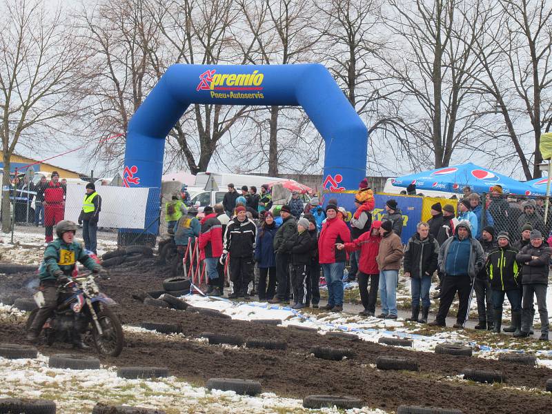 Atraktivní podívaná pro diváky a nemilosrdný zápas s bahnem pro jezdce a jejich pionýry, to byl 19. ročník Off-road fichtel day v Soběslavi.