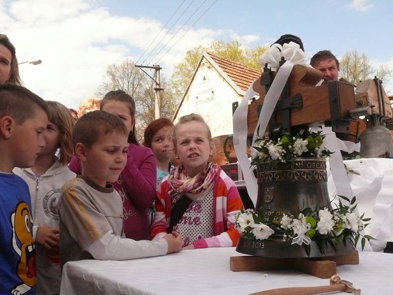 Ve Dvorcích posvětili a zavěsili nový zvon