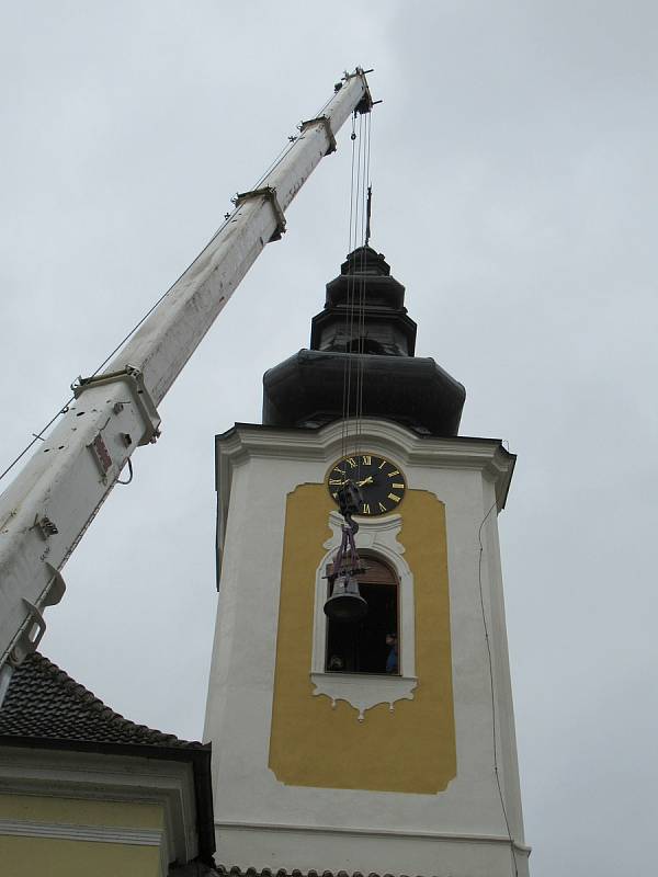 V pondělí 28. září byl po půl 12 dopoledne na věž kostela sv. Václava v Plané nad Lužnicí jeřábem vyzdvižen a zavěšen stejnojmenný zvon z dílny myslkovického mistra zvonaře Michala Votruby. Týž den odpoledne začal plnit svůj účel.