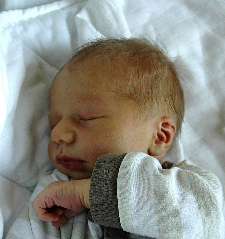 DANIEL VOJNAROVIČ Z ČENKOVA. Narodil se 28. prosince v 10.22 hodin s váhou 3480 g a mírou 51 cm. Je prvním dítětem v rodině.