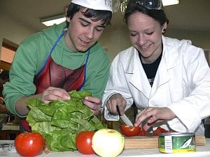 Včerejší odpoledne trávili studenti táborského gymnázia s Francouzi v kuchyni. 