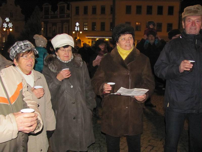 V Táboře si lidé koledy zazpívali na Žižkovo náměstí.