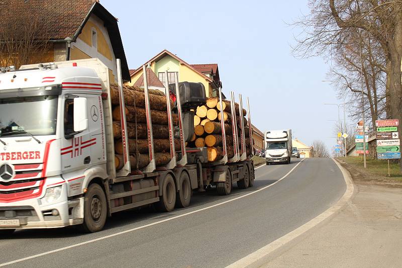 Chýnov dál drtí doprava. Majitelka domku zablokovala stavbu obchvatu za čtvrtmiliardy.