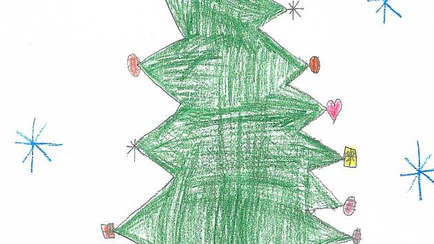 VÁNOČNÍ STROMEČEK. Adéla Pejšová, která se letos stala prvňačkou, nám nakreslila, jak u nich doma vypadá  ozdobený vánoční stromeček. Přidala také několik dárků, které pod ním nikdy nechybí. 