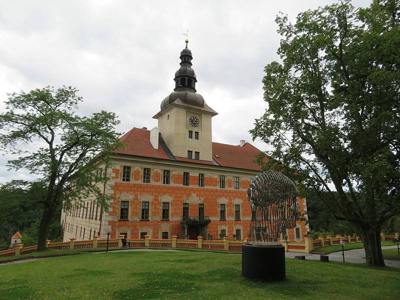 Zámeckou zahradu v Bechyni do konce září zdobí extravagantní díla známého českého sochaře Davida Černého.