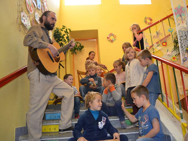 Slavnostní otevření waldorfské základky v Ratibořských Horách provázel zpěv i hojná účast.