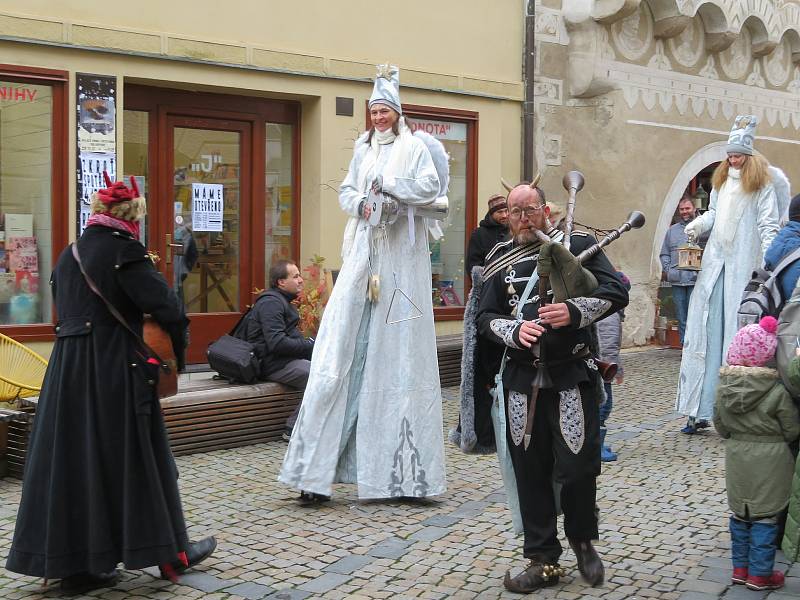 Mikulášská nadílka na Žižkově náměstí v Táboře v neděli 5. prosince.