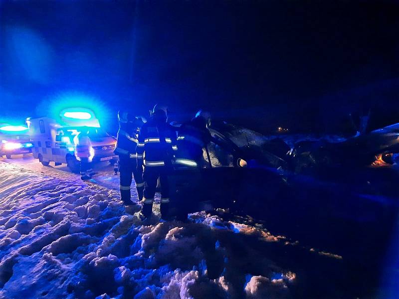 Hasiči po nehodě osobního auta u Všechlap na Táborsku "vystřihávali" dvě zaklíněné osoby.