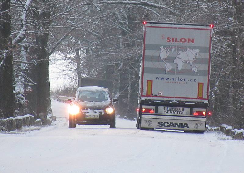 Ve čtvrtek 3. prosince na komunikacích působil komplikace čerstvě napadaný prašan. Takto to vypadlo na Táborsku mezi Planou nad Lužnicí a Košicemi.