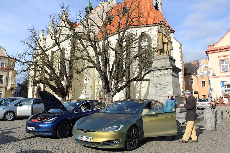 V sobotu z táborského Žižkova náměstí startoval již šestý ročník Rallye Česká Sibiř. Jedná se o sportovní akci, kterou pořádá sedlecko-prčická Asociace pro elektromobilitu ČR.