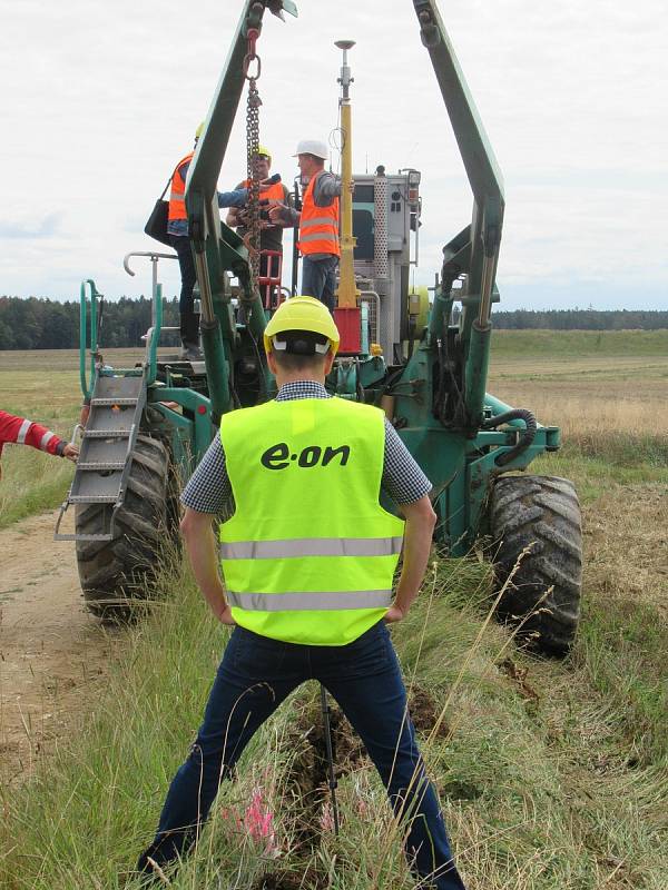 E.ON staví dvacetikilometrový plynovod unikátní metodou pluhování ocelových trubek. Nové potrubí zabezpečí dodávky plynu už letos na podzim více než sedmi tisícům zákazníků.