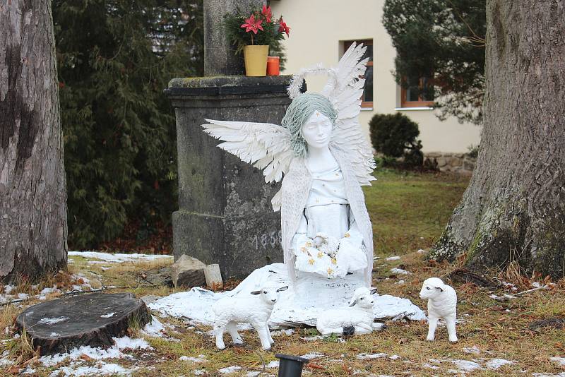 Nové Dvory na Táborsku zdobí desítky andělů.