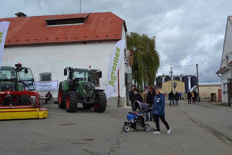 V sobotu navštívily Školní statek Měšice při příležitosti Dne zemědělců stovky lidí.