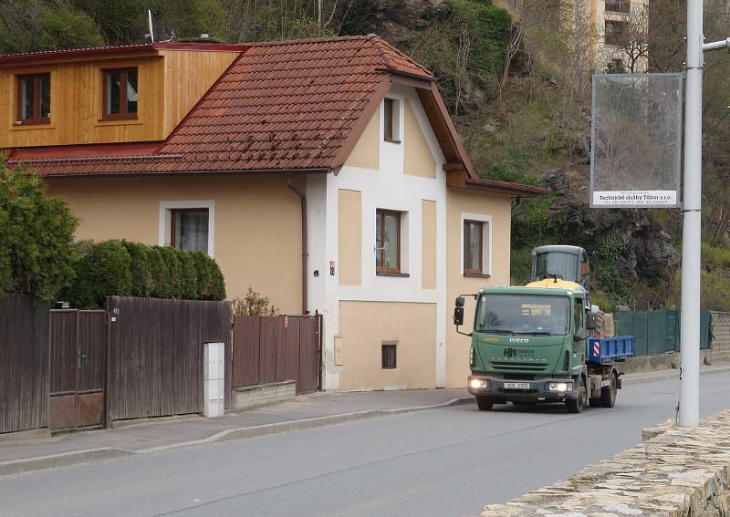 Provoz v Údolní ulici a nezastavěná lokalita, kterou má vést nová trasa silnice o délce téměř čtyři kilometry. Obchvat má být zasazen mezi Větrovy a Horky do údolí.