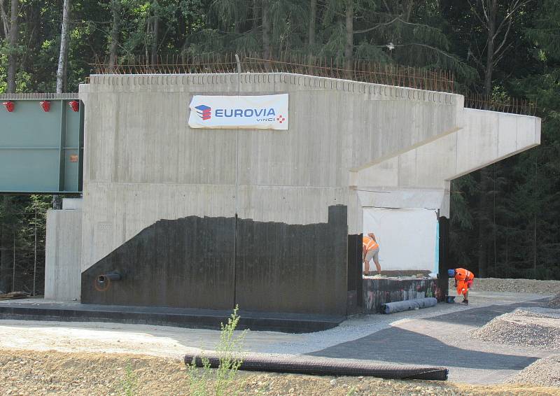 Za stanicí Soběslav vzniká Zvěrotický tunel, který bude ve finále měřit 370 metrů. Na něj navazuje přemostění komunikace ve směru na Sedlečko. Estakádu vytvoří celkem 27 mostních polí.