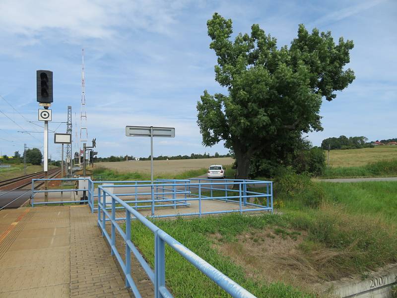 Na nástupišti strážníci muže nenalezli, proto propátrávali okolí a našli jej až na druhém konci nástupiště, v kolejišti.