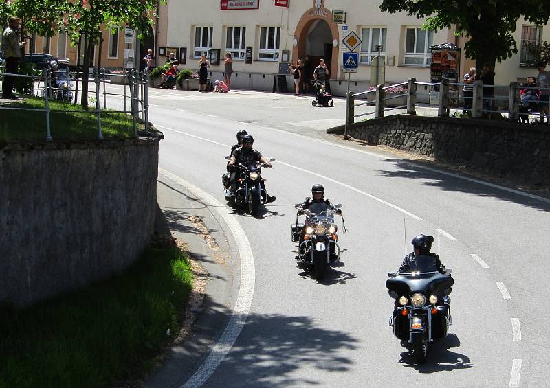 V pořadí 5. ročník Motorkářského požehnání v Chýnově přilákal více než 300 mašin a jejich majitelů, místní klub Moto Bizoni Czech si pochvaloval účast i počasí, společná vyjížďka vedla tradičně do Pacova.