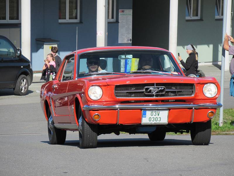 V neděli 13. října z táborského areálu Komora vyjeli účastnici Charitativního srazu mustangů a US Cars na projížďku do Bechyně.