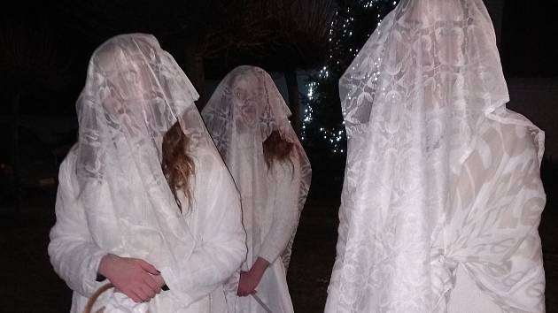 Tři dívky po letech v úterý 3. prosince vyšly v obci Roudná v kostýmech svaté Barbory, aby tak obnovily tradici.