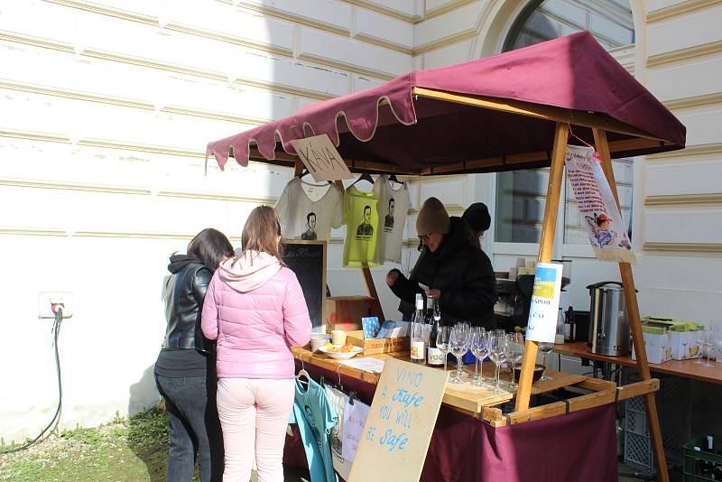 Festival Chutě Ukrajiny nabídl v sobotu v zahradě táborské Střelnice nejen jídlo a hudbu. Hlavně pomáhal.